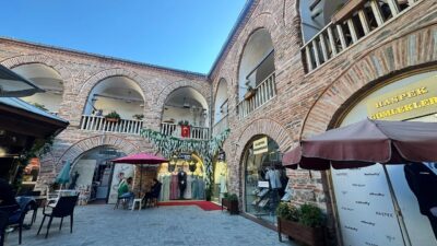 Bursa'nın tarihi ticaret merkezlerinden Okçular Çarşısı ve Tuz Pazarı çevresinde