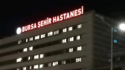 Bursa'nın Yenişehir ilçesinde, yağmur nedeniyle çalışmayı bırakıp tarladan ayrılmaya hazırlanan