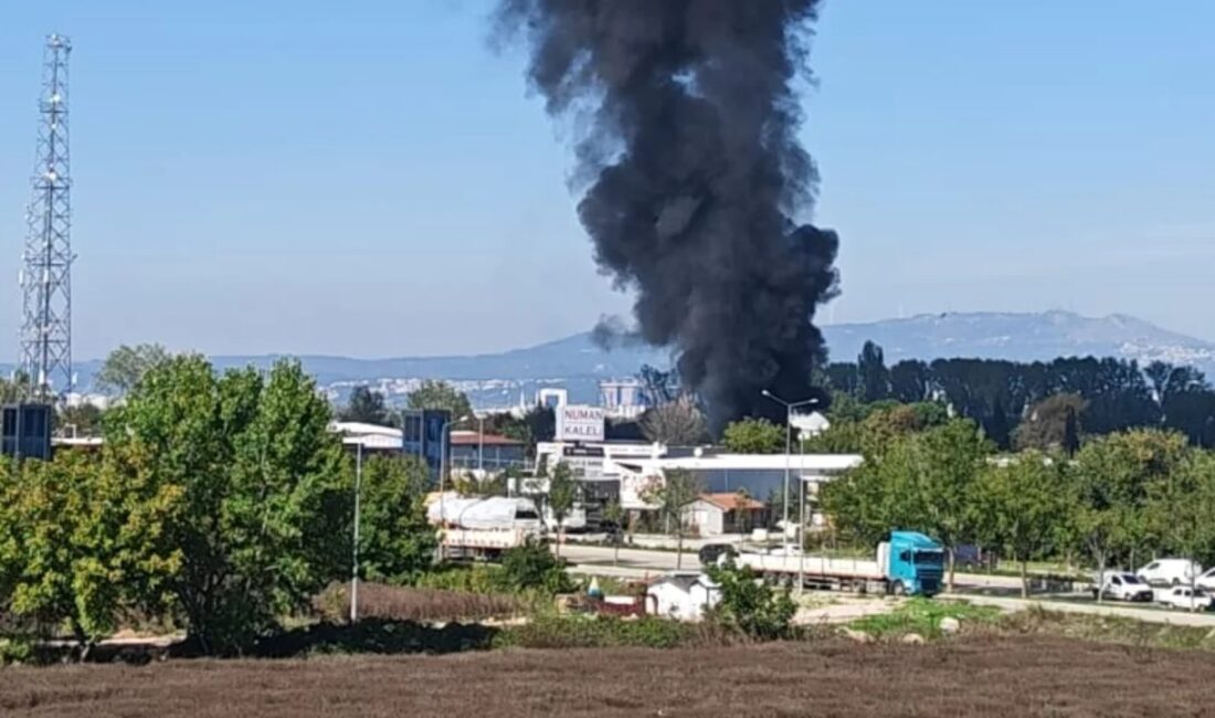 Bursa'nın Yıldırım ilçesinde yükselen yoğun siyah dumanlar gökyüzünü kapladı. 11