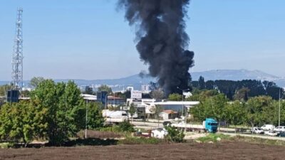 Bursa'nın Yıldırım ilçesinde yükselen yoğun siyah dumanlar gökyüzünü kapladı. 11