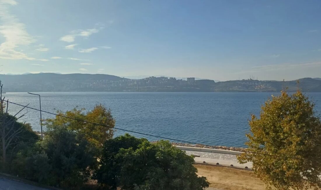 Bursa'nın Gemlik ilçesinde sahilde bulunan amfi, yapıldığı günden bu yana