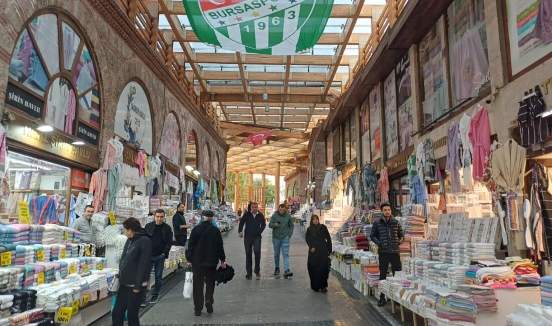 Bursa'nın Osmangazi ilçesinde bulunan Havlucular Kapalı Çarşısı'nda tavan akıntısı ve