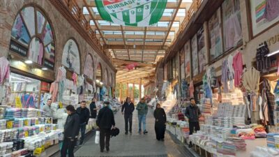 Bursa'nın Osmangazi ilçesinde bulunan Havlucular Kapalı Çarşısı'nda tavan akıntısı ve