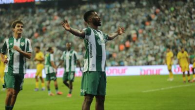 Bursaspor'un yıldız golcüsü Kelechi Iheanacho, yeşil-beyazlı kulübün YouTube kanalına özel