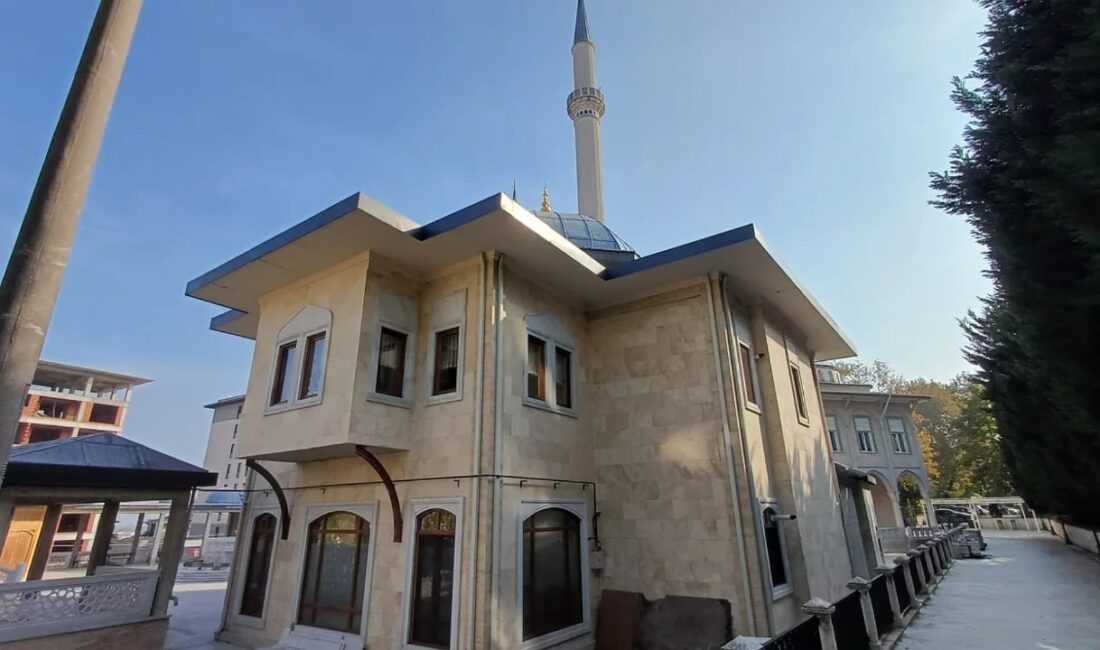 Bursa'nın Osmangazi ilçesinde bulunan Kükürtlü Camii'nin avlusunda uzun süredir tamamlanmadığı