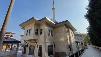 Bursa'nın Osmangazi ilçesinde bulunan Kükürtlü Camii'nin avlusunda uzun süredir tamamlanmadığı