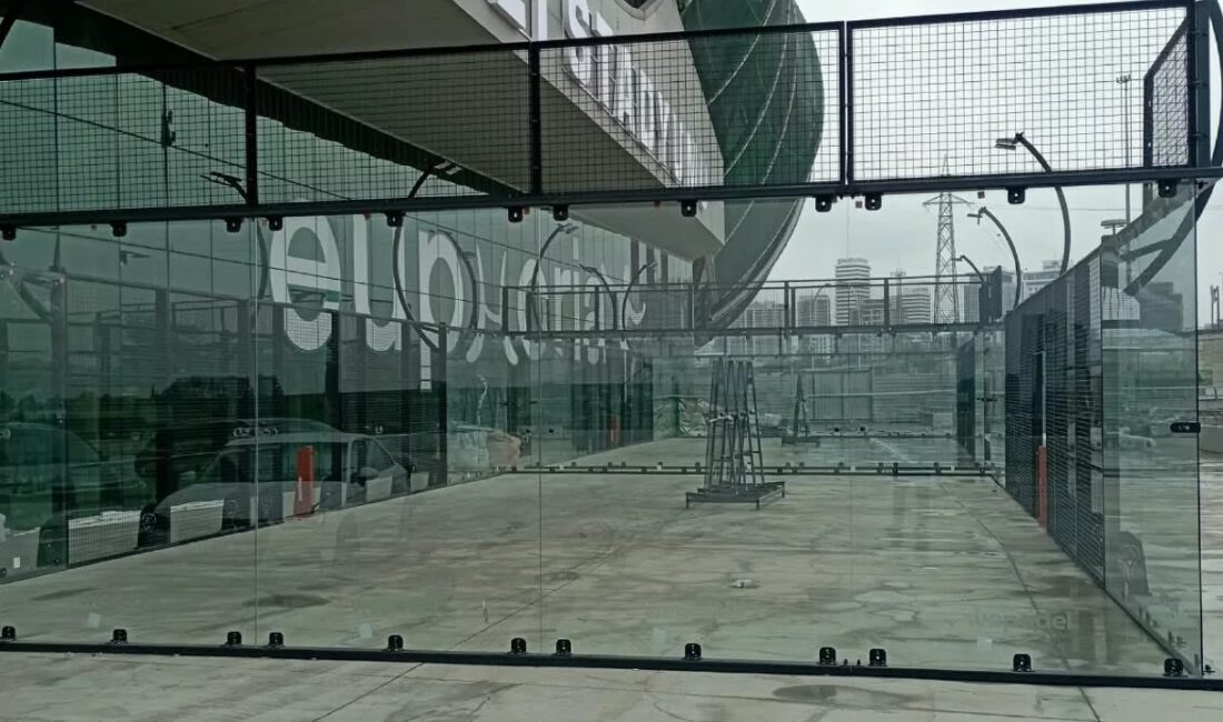 Atatürk Spor Kompleksi Matlı Stadyumu'nda açılan spor salonunun cam alanına