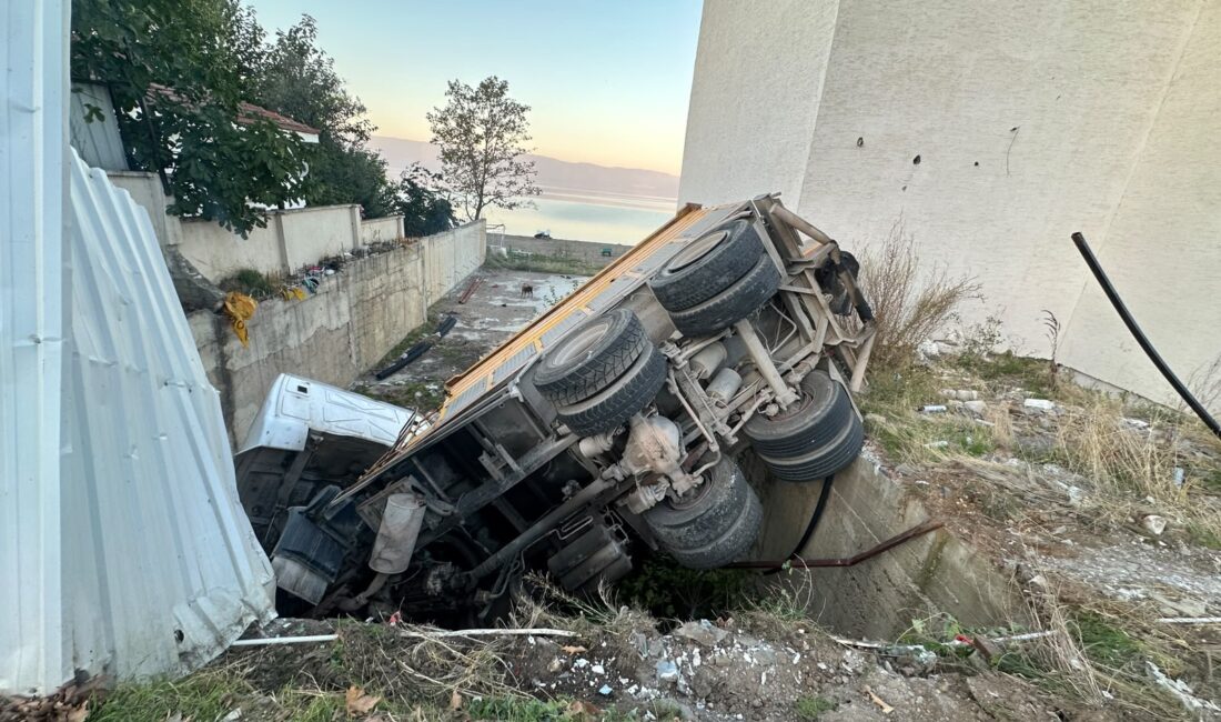 Bursa’nın Orhangazi ilçesinde, yola çıktığı öne sürülen köpeğe çarpmamak için