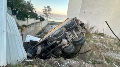 Bursa’nın Orhangazi ilçesinde, yola çıktığı öne sürülen köpeğe çarpmamak için