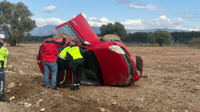 Bursa’nın Orhangazi ilçesinde kontrolden çıkan otomobilin yol kenarına takla attığı