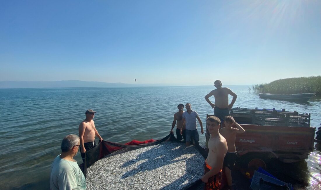 İznik Gölü’nde ticari balıkçılık yapan Narlıca Su Ürünleri Kooperatifi, teknelerini