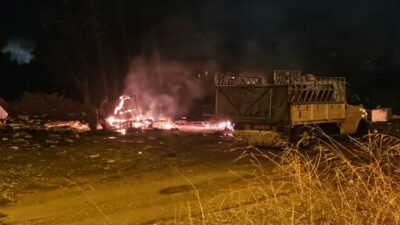 Yalova-Orhangazi kara yolu kenarında konaklayan bazı kişilerin, topladıkları eski koltuk,