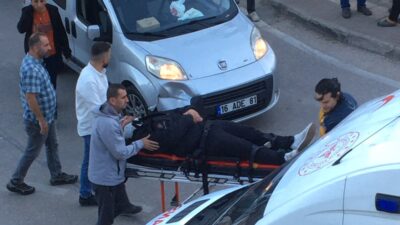 Bursa’nın Orhangazi ilçesinde düğün konvoyunda bulunan bir otomobilin çarptığı moto