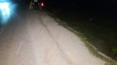 Bursa’nın Orhangazi ilçesinde seyir halindeki motosikletin yol kenarındaki mıcıra kapılarak