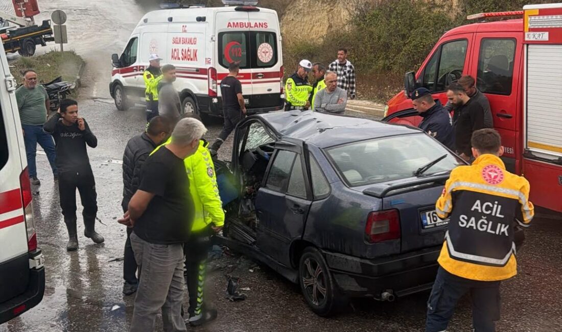 Bursa’nın Orhangazi ilçesinde, kavşakta dönüş yapmak isteyen kamyona çarpan otomobilin
