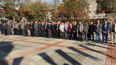 Bursa’nın Orhangazi ilçesinde 19 Ekim Muhtarlar Gününde Cumhuriyet alanında çelenk