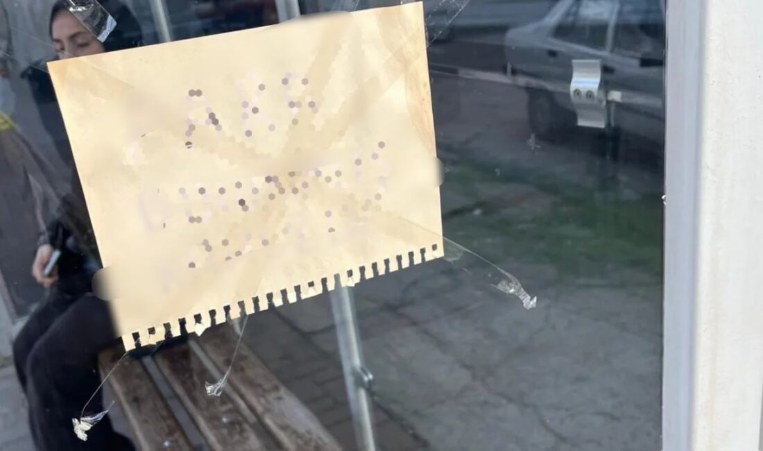 Bursa'nın Nilüfer ilçesinde bir durağa asılan el yazısı not, çevreden