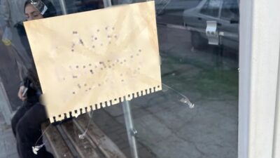Bursa'nın Nilüfer ilçesinde bir durağa asılan el yazısı not, çevreden