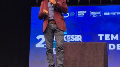 Yazdığı kitaplar ve hazırlayıp sunduğu televizyon programlarıyla geniş bir kitleye