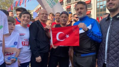 Bursa'da Cumhuriyet'in 103'üncü yıl dönümü kapsamında düzenlenen Büyükşehir Cumhuriyet Koşusu,