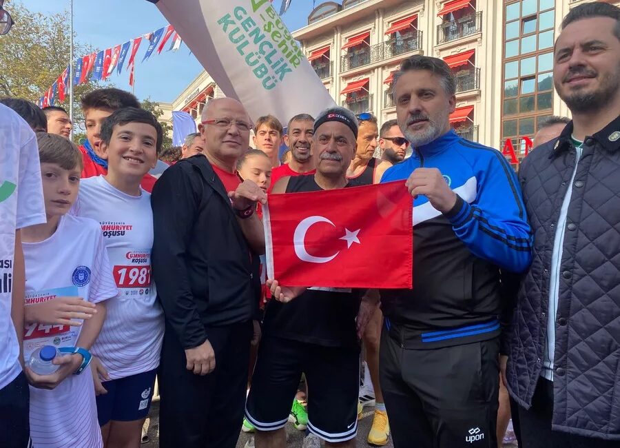 Bursa'da Cumhuriyet'in 103'üncü yıl dönümü kapsamında düzenlenen Büyükşehir Cumhuriyet Koşusu,