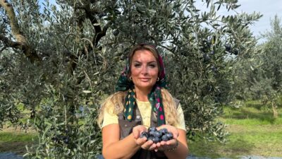 
YENİ Parti Orhangazi İlçe Başkanı Berna İl, zeytin hasadının başlaması