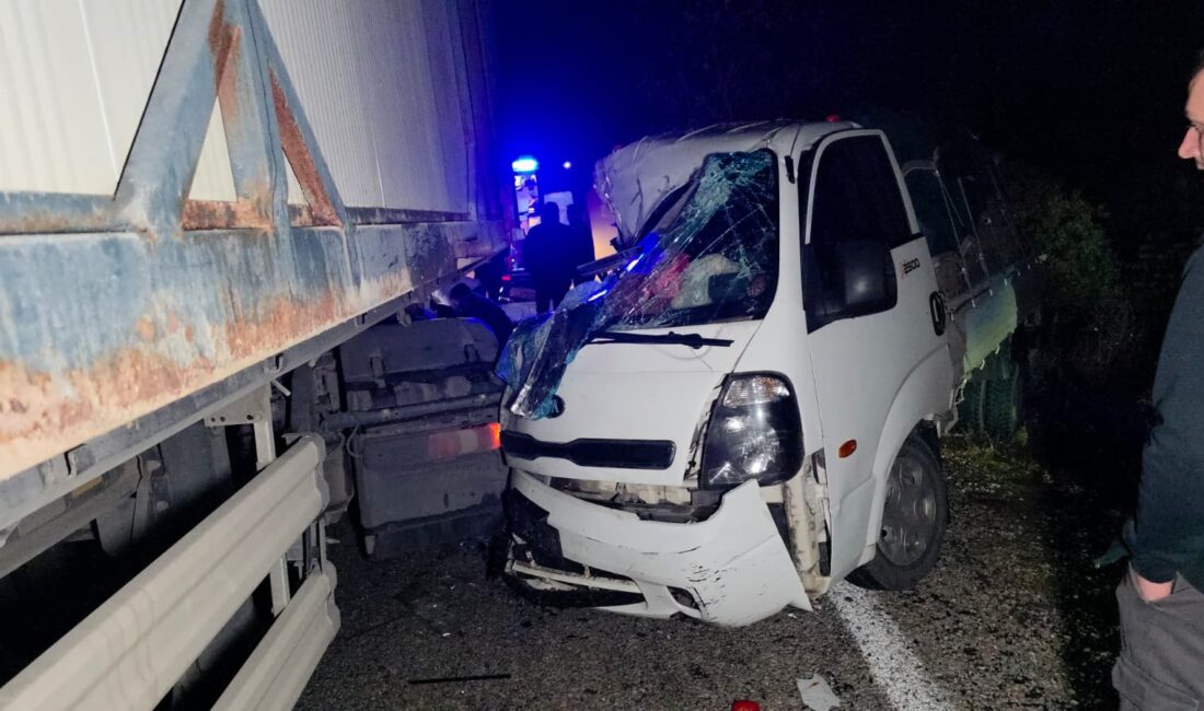 Bursa'nın İnegöl-Yenişehir yolu üzerinde konteyner yüklü tır ile domates yüklü