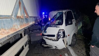 Bursa'nın İnegöl-Yenişehir yolu üzerinde konteyner yüklü tır ile domates yüklü