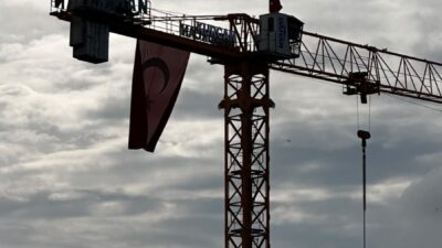 Bursa’nın Orhangazi ilçesinde bir vinç operatörü, 29 Ekim Cumhuriyet Bayramı