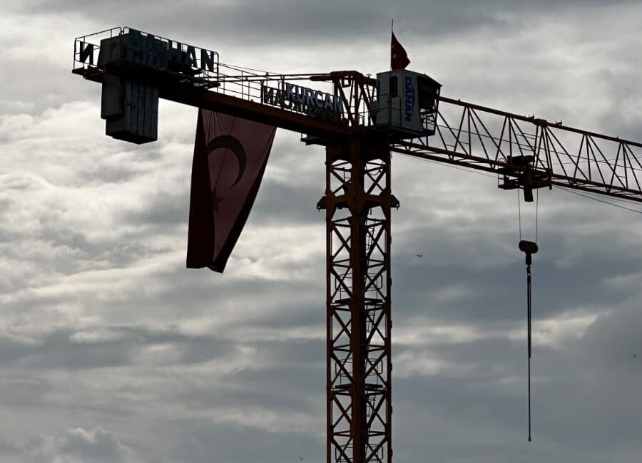 Bursa’nın Orhangazi ilçesinde bir vinç operatörü, 29 Ekim Cumhuriyet Bayramı