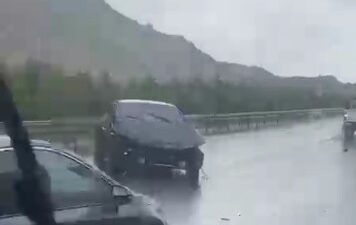 Gebze-Orhangazi-İzmir Otoyolu Orhangazi yakınlarında yağışlı hava nedeniyle kayganlaşan yolda kontrolden