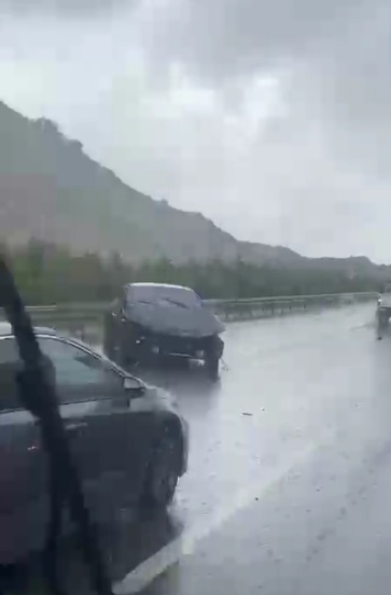 Gebze-Orhangazi-İzmir Otoyolu Orhangazi yakınlarında yağışlı hava nedeniyle kayganlaşan yolda kontrolden